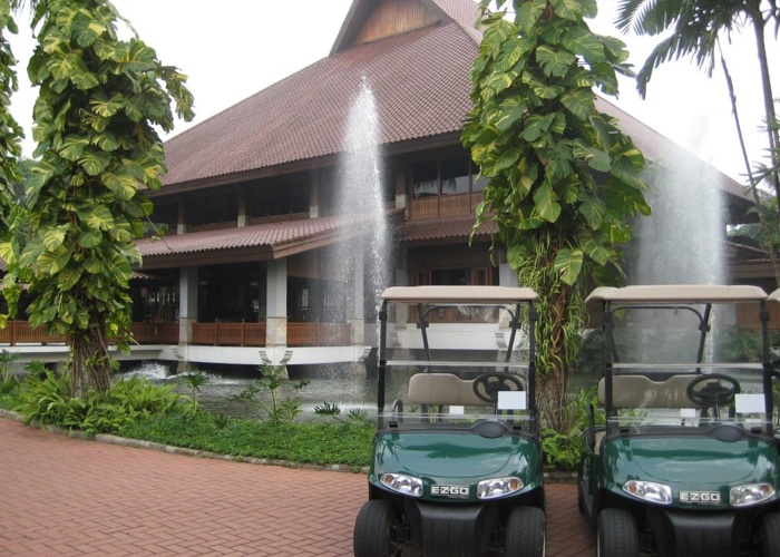 Beyond its technical merits, Kedaton Golf & Country Club charms visitors with its distinctively local clubhouse architecture.