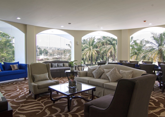 Beyond its championship-level course, Palm Hills Golf Club also impresses with its world-class facilities, catering to both golfers and non-golfers seeking comfort and leisure.