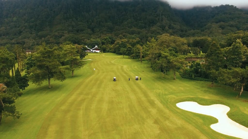 Handara Golf & Resort는 Bedugul 지역, 정확히는 Buyan 호수와 Beratan 호수 사이에 전략적으로 위치해 있어, 이국적인 초록빛 산과 아침의 옅은 안개가 어우러진 배경을 제공합니다.