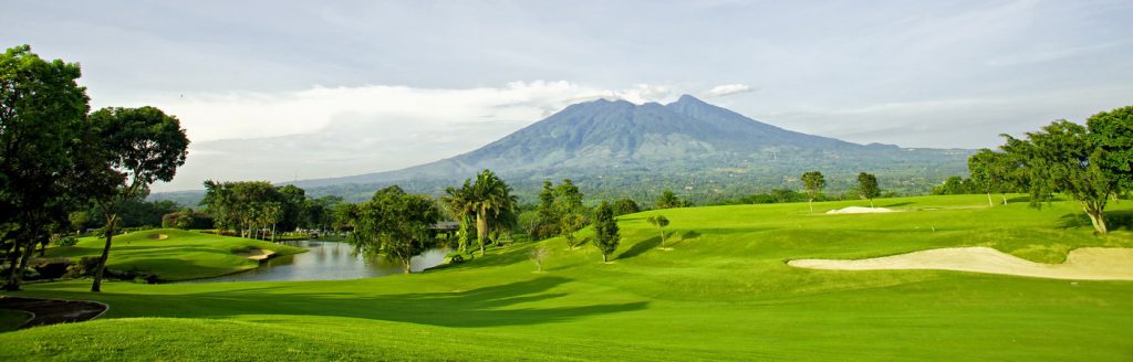 Situated at an altitude of approximately 450 meters above sea level, Rancamaya Golf & Country Club benefits from the refreshing cool air and scenic surroundings of Bogor’s uplands.