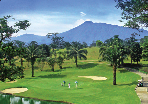 The course at Rancamaya Golf & Country Club was masterfully designed by Ted Robinson, a renowned American golf course architect celebrated for his “waterfall and lake integration” designs.