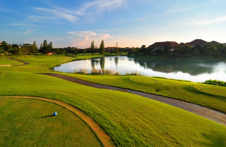 Desain Lapangan Golf Graha Famili Surabaya: Menyatukan Estetika dan Tantangan Teknikal