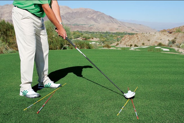 Teknik Pegangan Klub yang Mendukung Arah Lurus Bola Teknik Pegangan Klub yang Mendukung Arah Lurus Bola