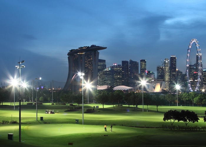 Marina Bay Golf Course のもう一つの特長は、多くのコースにはないナイトゴルフの設備である Marina Bay Golf Course のもう一つの特長は、多くのコースにはないナイトゴルフの設備である
