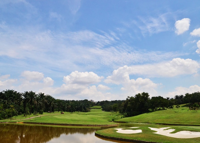 Salah satu keunggulan Glenmarie Golf and Country Club adalah keberadaan dua lapangan 18 hole, yakni Garden Course dan Valley Course. Salah satu keunggulan Glenmarie Golf and Country Club adalah keberadaan dua lapangan 18 hole, yakni Garden Course dan Valley Course.