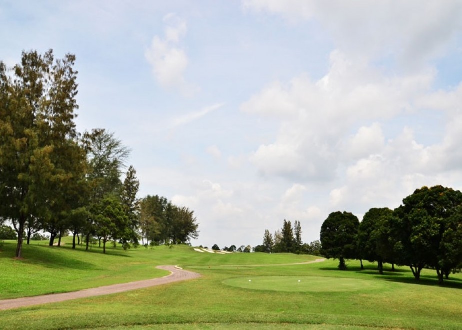 Salah satu keunggulan Glenmarie Golf and Country Club adalah keberadaan dua lapangan 18 hole, yakni Garden Course dan Valley Course. Salah satu keunggulan Glenmarie Golf and Country Club adalah keberadaan dua lapangan 18 hole, yakni Garden Course dan Valley Course.