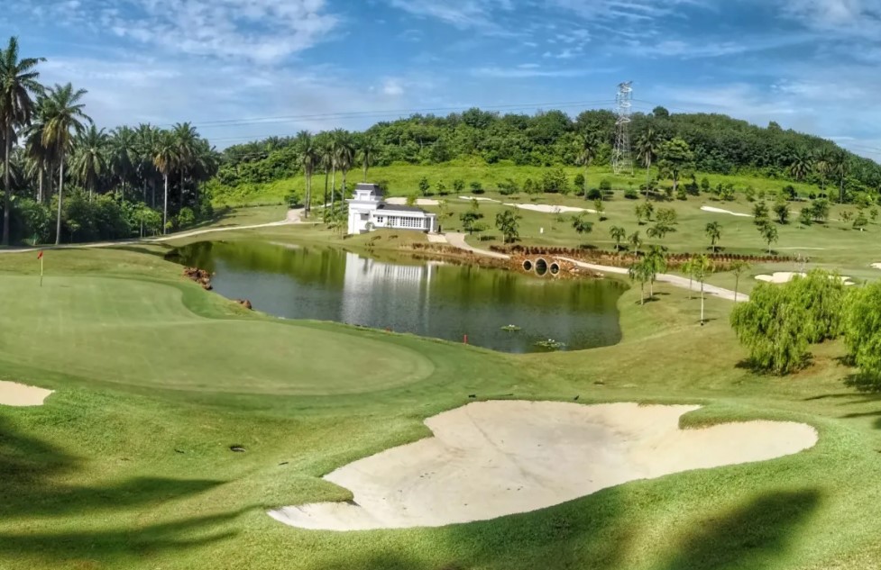 Kota Seriemas Golf and Country Club — สนามกอล์ฟสมัยใหม่ริมเมือง Kota Seriemas Golf and Country Club — สนามกอล์ฟสมัยใหม่ริมเมือง