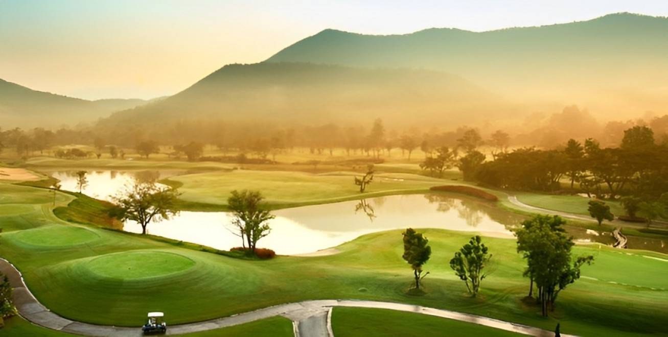 Alpine Golf Resort Chiangmai（アルパイン・ゴルフリゾート・チェンマイ）の山を背にしたフェアウェイ