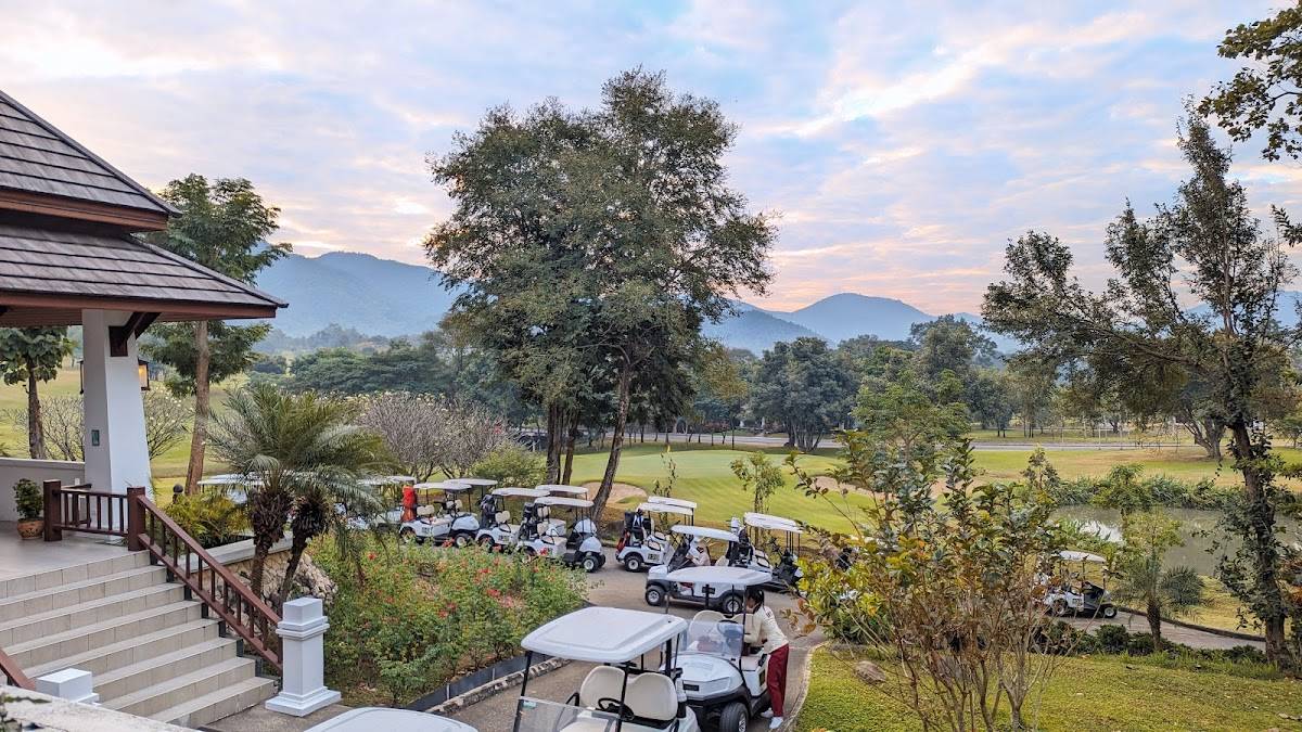 Chiangmai Highlands Golf and Spa Resort（チェンマイ・ハイランズ・ゴルフ＆スパリゾート）の山を望むフェアウェイ