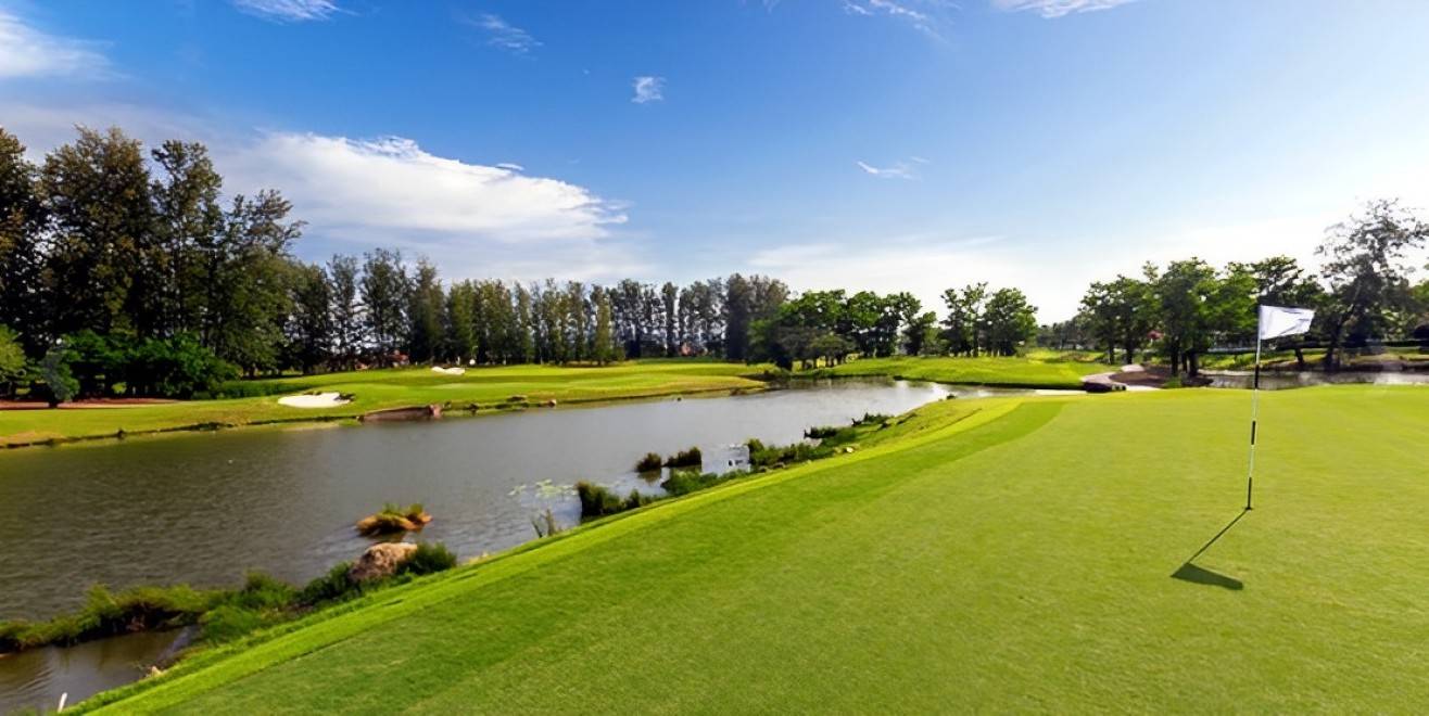 Laguna Golf Phuket(ラグーナ・ゴルフ・プーケット)の水が絡むフェアウェイとリゾートの緑