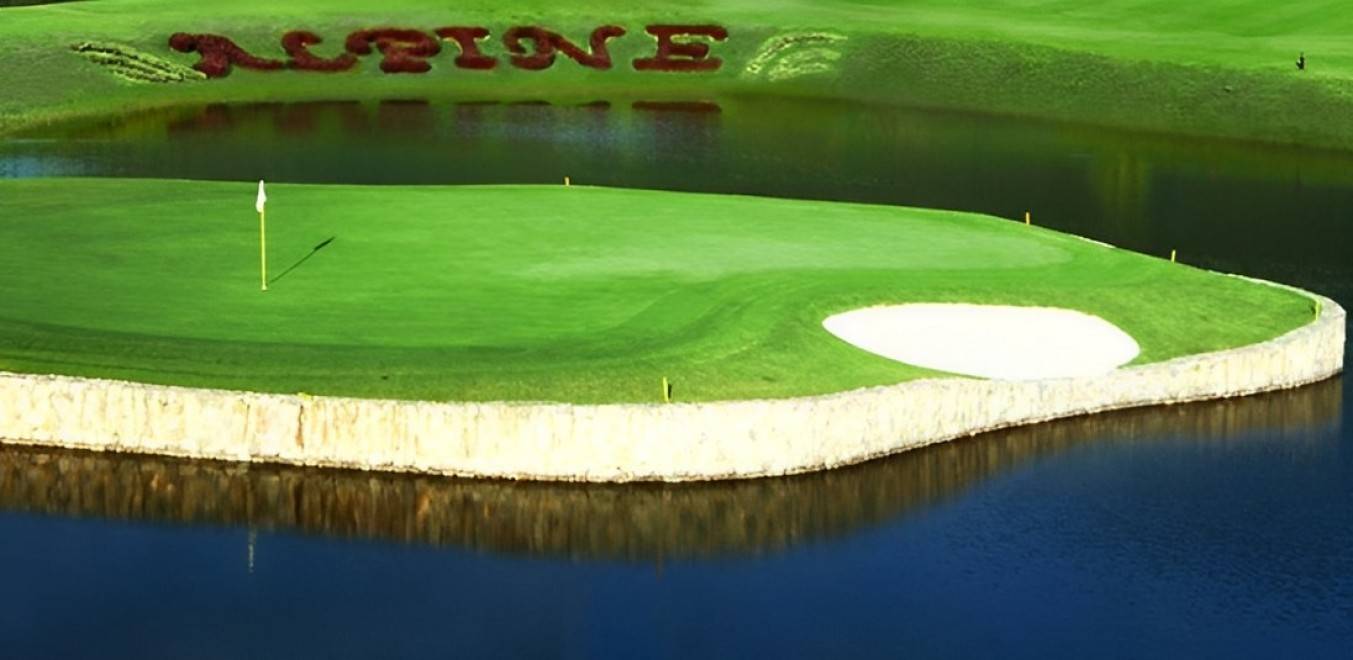 Alpine Golf Resort Chiangmai のクラブハウスとリゾート施設