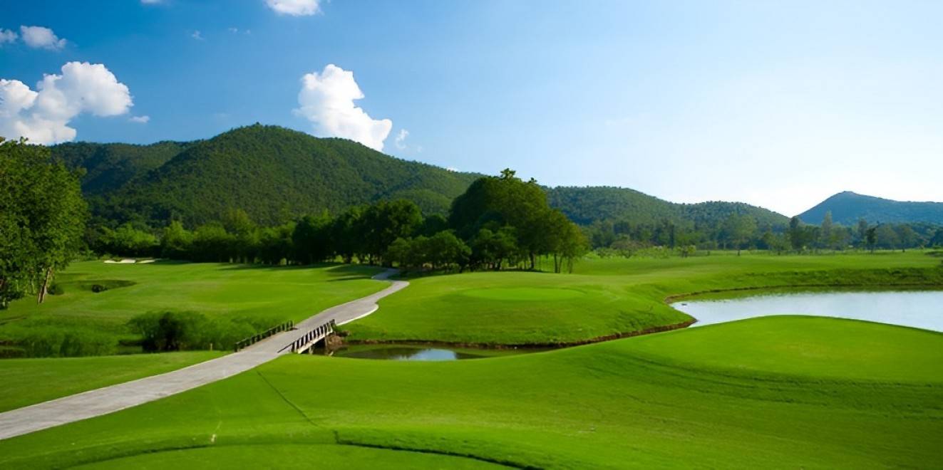 Alpine Golf Resort Chiangmai の宿泊施設とプール