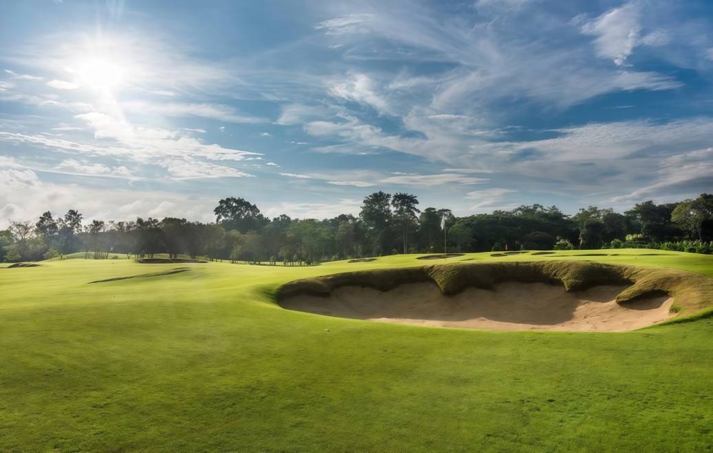 Chatrium Golf Resort Soi Dao の森と山に囲まれたホール