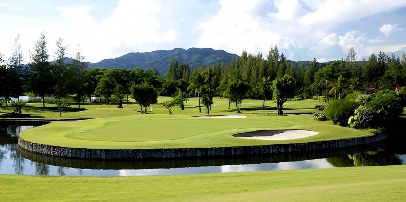 Laguna Golf Phuket の水が絡むグリーン
