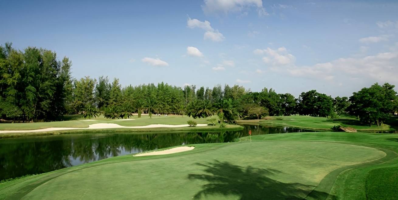 Laguna Golf Phuket の成木に縁取られた後半のホール