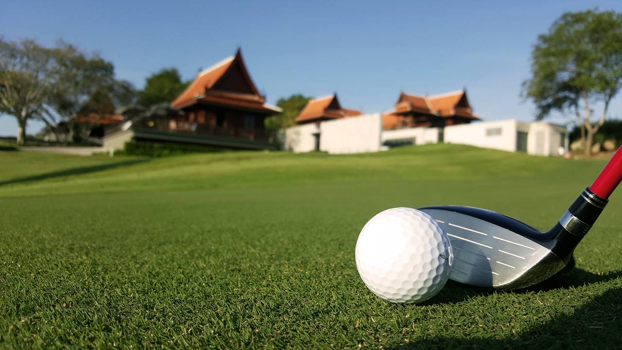 Pineapple Valley Golf Club Hua Hin の砲台グリーンとバンカー