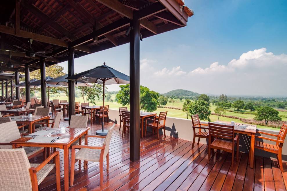 Salah satu daya tarik utama Pineapple Valley Golf Club Hua Hin adalah pemandangan dramatis yang hampir selalu menemani setiap langkah Anda di atas lapangan. Salah satu daya tarik utama Pineapple Valley Golf Club Hua Hin adalah pemandangan dramatis yang hampir selalu menemani setiap langkah Anda di atas lapangan.