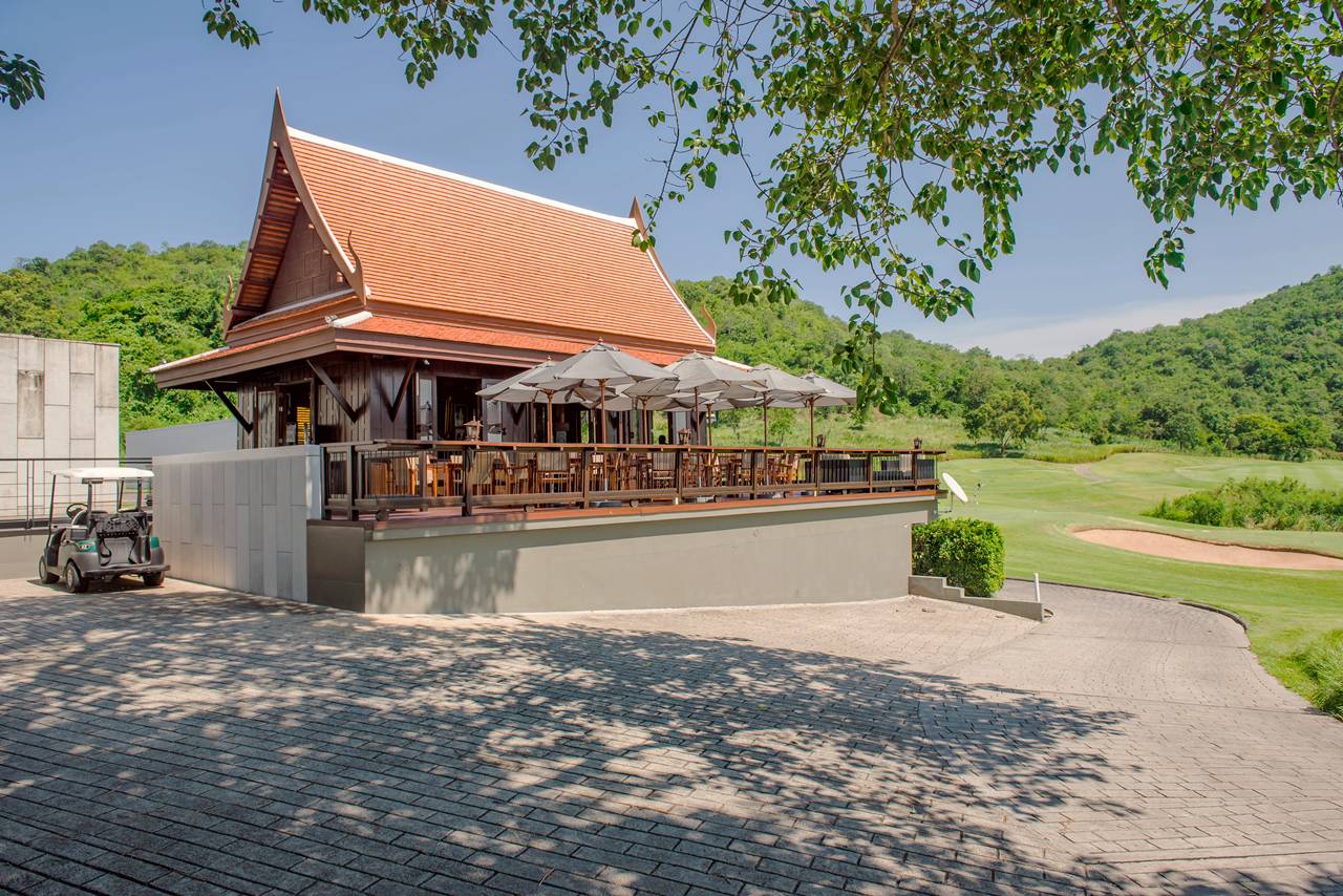 Pineapple Valley Golf Club Hua Hin のクラブハウスと練習グリーン