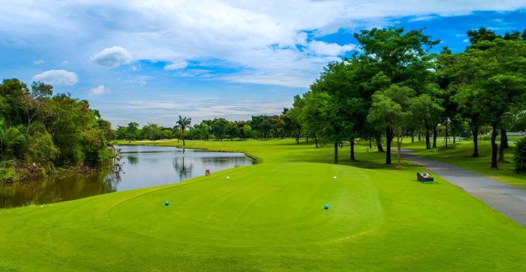 Banyak ulasan dari komunitas pegolf di Thailand dan internasional menyebutkan bahwa The Royal Golf & Country Club adalah salah satu lapangan dengan layout terbaik di kawasan Bangkok.