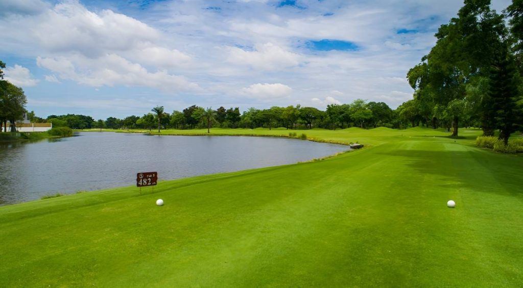 Rintangan air (water hazard) menjadi unsur utama dalam hampir setiap hole The Royal Golf & Country Club.