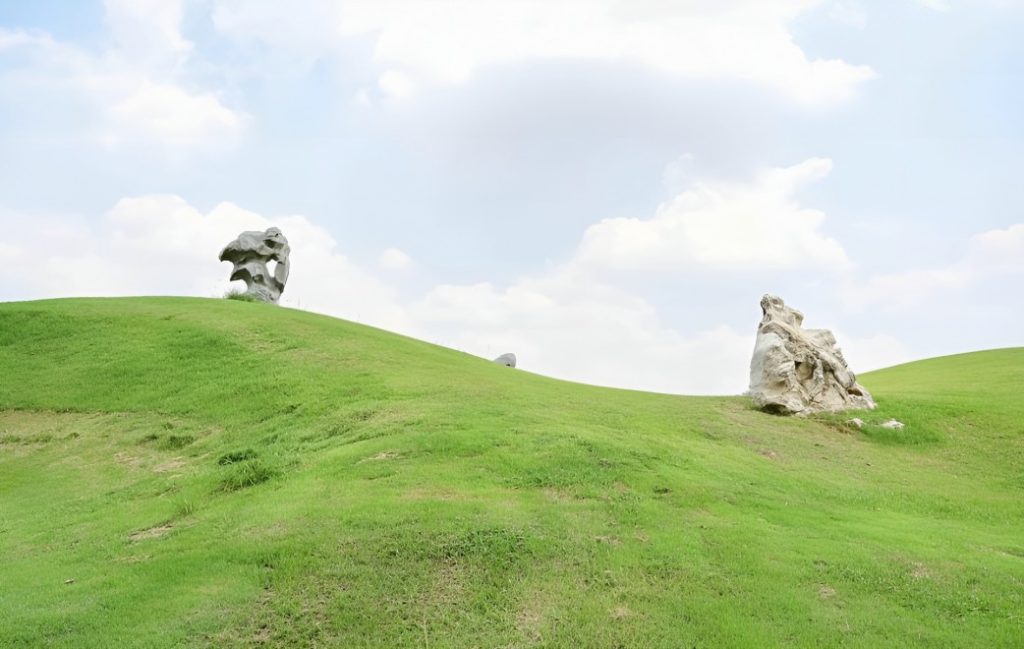 Despite its exclusivity, Summit Windmill still faces the crowding challenges common to top urban courses. Weekends and night golf sessions often experience overbooking, impacting the flow and comfort of play.