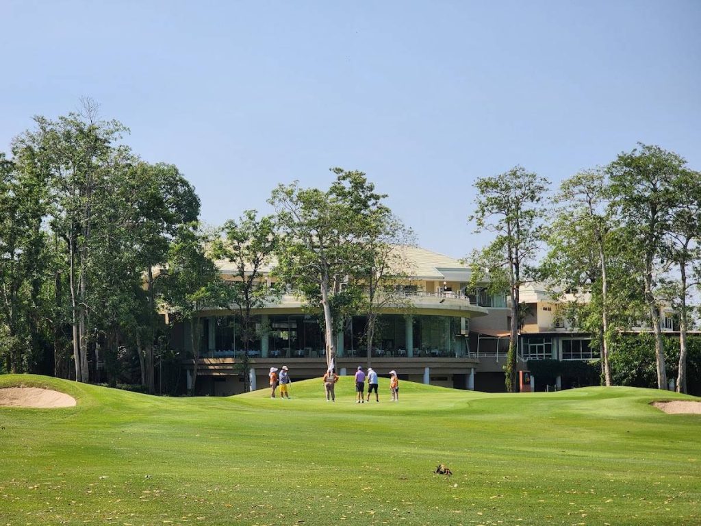 Selain lapangan golf berkualitas, Lam Luk Ka Country Club juga dikenal dengan fasilitas klub yang lengkap untuk mendukung pengalaman bermain. Selain lapangan golf berkualitas, Lam Luk Ka Country Club juga dikenal dengan fasilitas klub yang lengkap untuk mendukung pengalaman bermain.