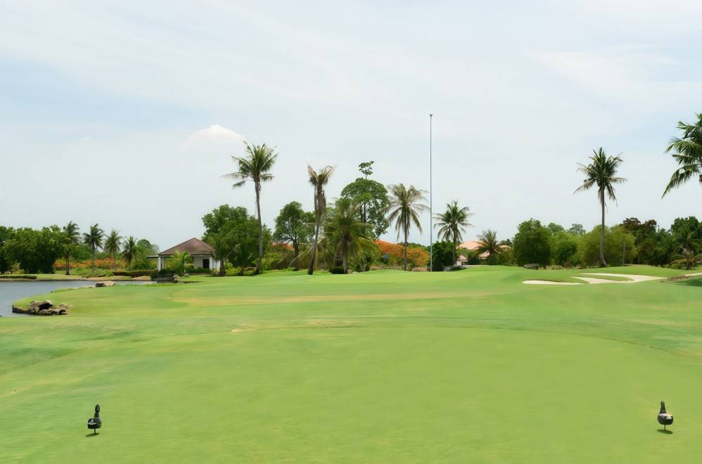 Lakewood Country Club menghadirkan pengalaman bermain golf kelas dunia dengan total 27 hole ber-par 72. Lakewood Country Club menghadirkan pengalaman bermain golf kelas dunia dengan total 27 hole ber-par 72.