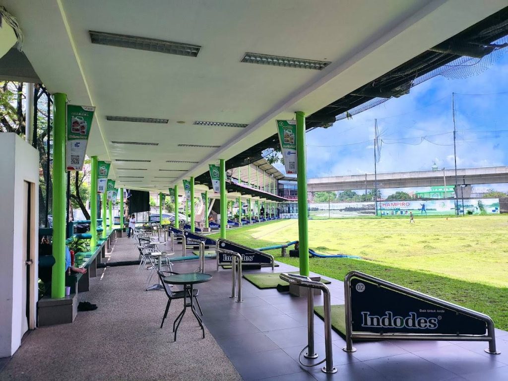 Putri Hijau Driving Range dirancang untuk memenuhi kebutuhan pegolf dari berbagai tingkat kemampuan, mulai dari pemula hingga profesional. Putri Hijau Driving Range dirancang untuk memenuhi kebutuhan pegolf dari berbagai tingkat kemampuan, mulai dari pemula hingga profesional.