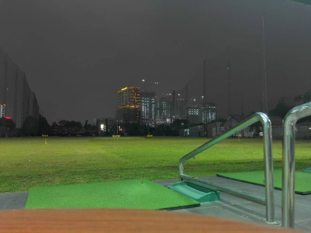 Jam operasional yang panjang menjadi salah satu keunggulan utama Putri Hijau Driving Range. Jam operasional yang panjang menjadi salah satu keunggulan utama Putri Hijau Driving Range.