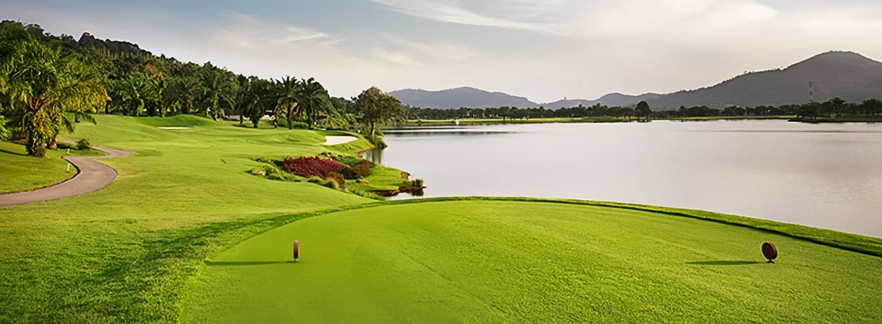 Loch Palm Golf Club(ロックパーム・ゴルフクラブ)のCrystal Lake とヤシ並木のフェアウェイ
