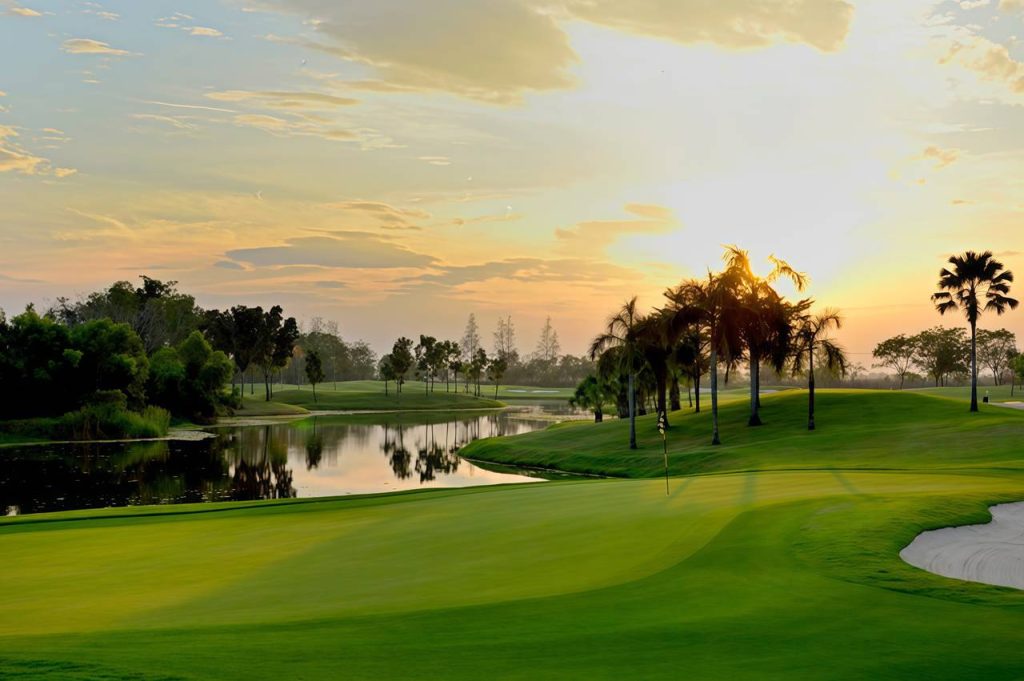 Akses menuju Lotus Valley merupakan salah satu nilai strategis terbesar lapangan ini. Berada sekitar warna 50–60 menit dari Bangkok, perjalanan menuju lokasi cukup nyaman dan terjangkau Akses menuju Lotus Valley merupakan salah satu nilai strategis terbesar lapangan ini. Berada sekitar warna 50–60 menit dari Bangkok, perjalanan menuju lokasi cukup nyaman dan terjangkau