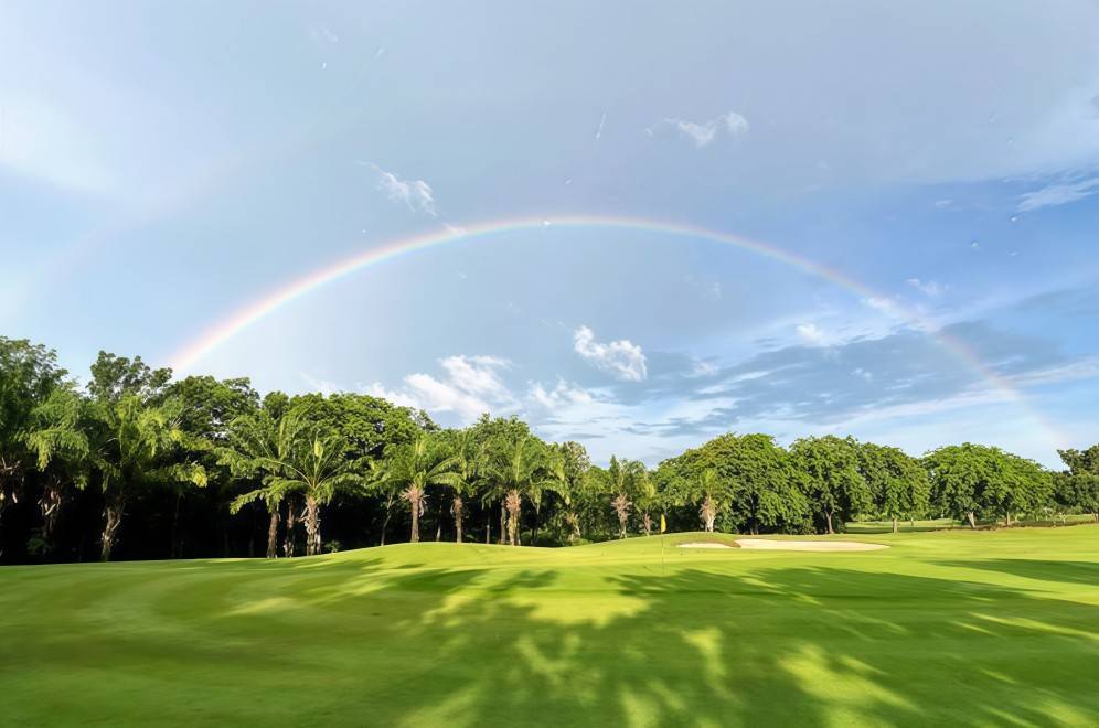 Salah satu aspek yang menjadikan Lotus Valley Golf Resort unggul dibanding lapangan golf lain di luar Bangkok adalah fasilitasnya yang mendekati standar resort golf internasional. Salah satu aspek yang menjadikan Lotus Valley Golf Resort unggul dibanding lapangan golf lain di luar Bangkok adalah fasilitasnya yang mendekati standar resort golf internasional.