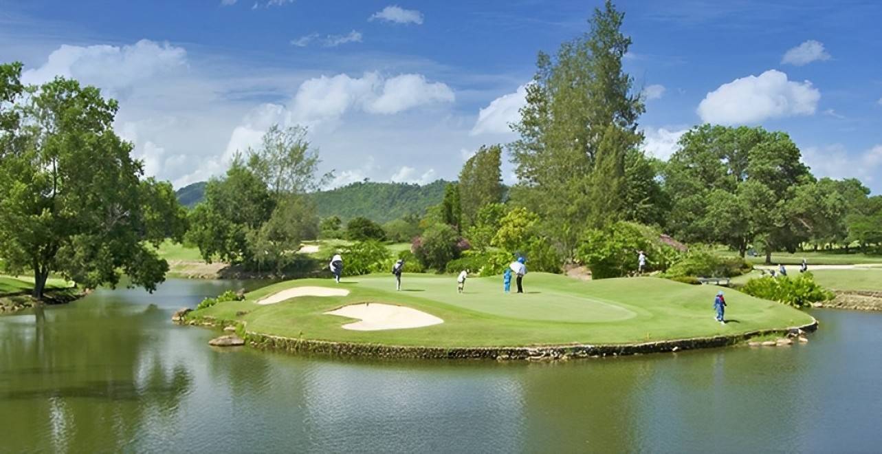 Phuket Country Club（プーケット・カントリークラブ）の湖が絡むフェアウェイ