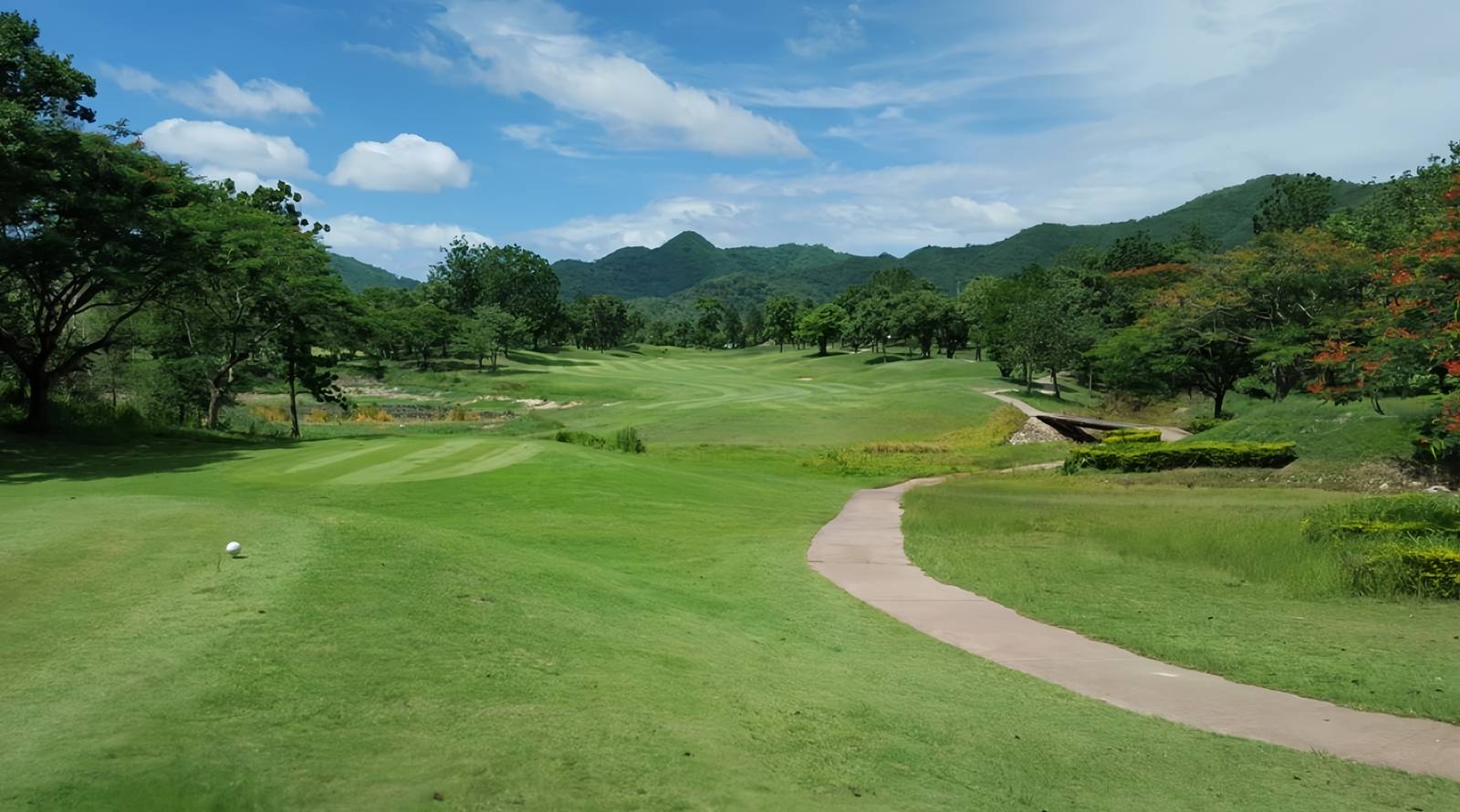 Dragon Hills Golf & Country Club（ドラゴンヒルズ）の山腹のジャングルに広がるホール