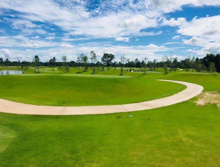 Royal Creek Golf Club and Resort（ロイヤルクリーク）の人工の湖とクリーク