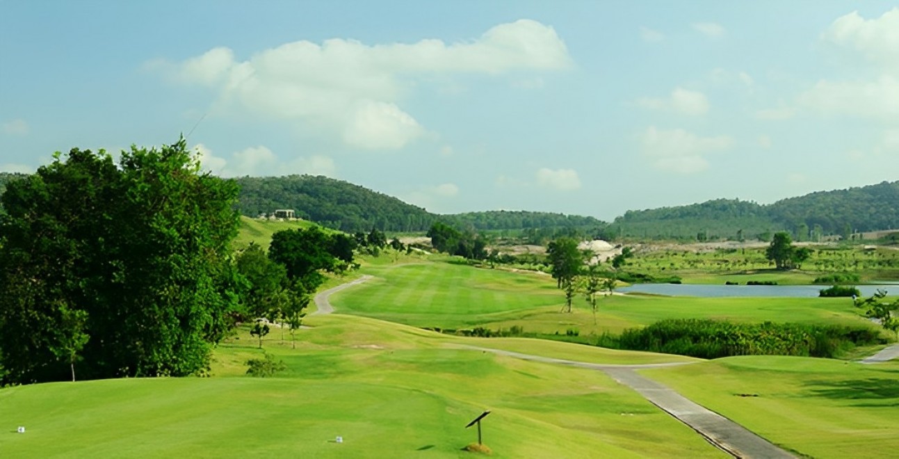 Silky Oak Country Club（シルキーオーク・カントリークラブ）の広いフェアウェイと大きいグリーン