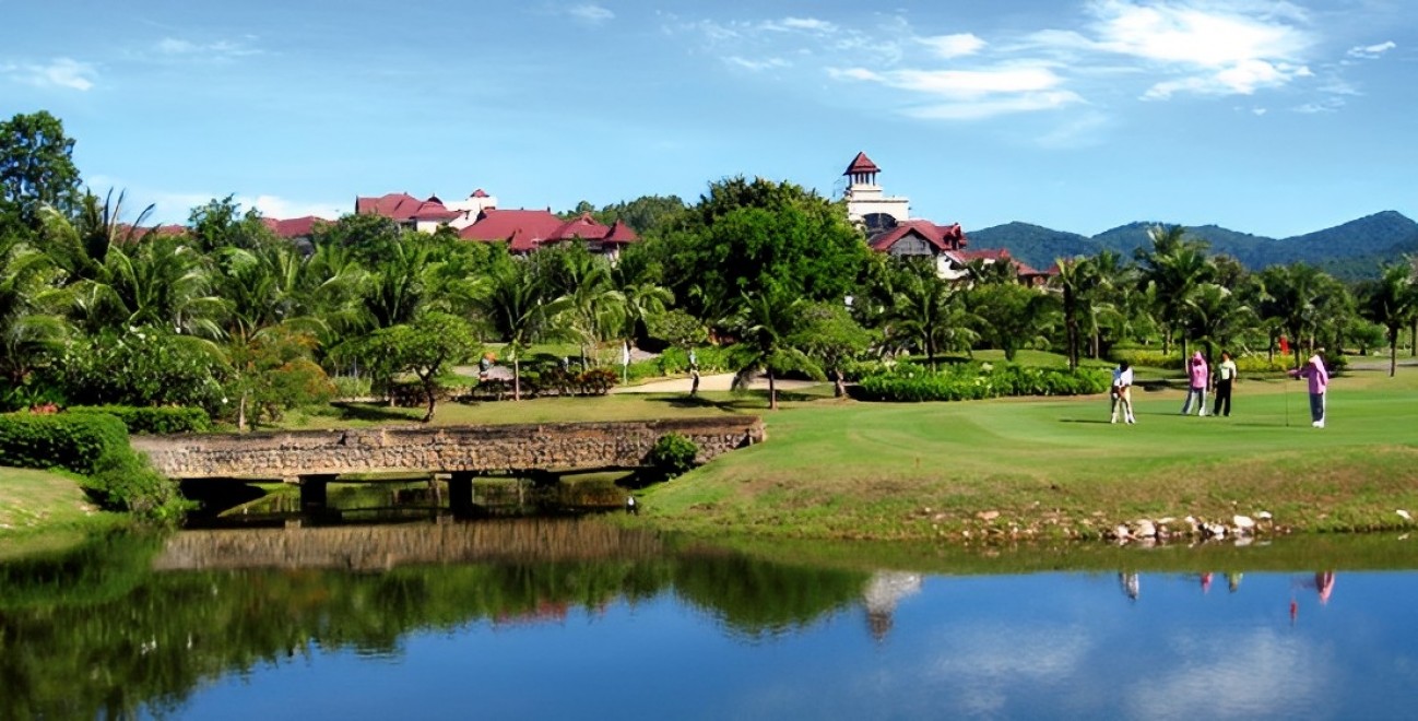 Springfield Royal Country Club(スプリングフィールド・ロイヤル・カントリークラブ)の山を背にしたフェアウェイ