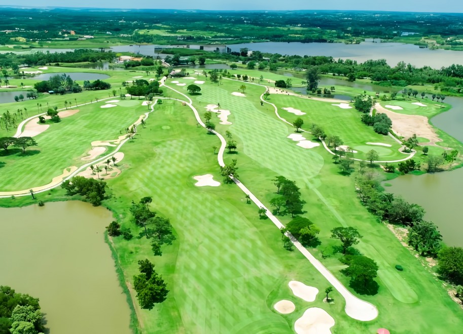 Bangpakong Riverside Country Club memiliki layout 18 hole dengan standar par-72.