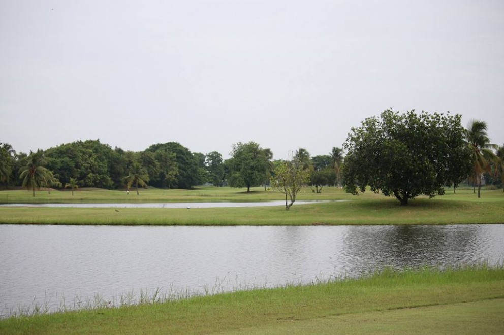 Dibanding beberapa lapangan lain di sekitar barat Bangkok, NCR Golf Club memiliki positioning yang cukup jelas: countryside, value, fairway luas, sungai dan danau, serta cocok untuk round yang lebih santai. Dibanding beberapa lapangan lain di sekitar barat Bangkok, NCR Golf Club memiliki positioning yang cukup jelas: countryside, value, fairway luas, sungai dan danau, serta cocok untuk round yang lebih santai.