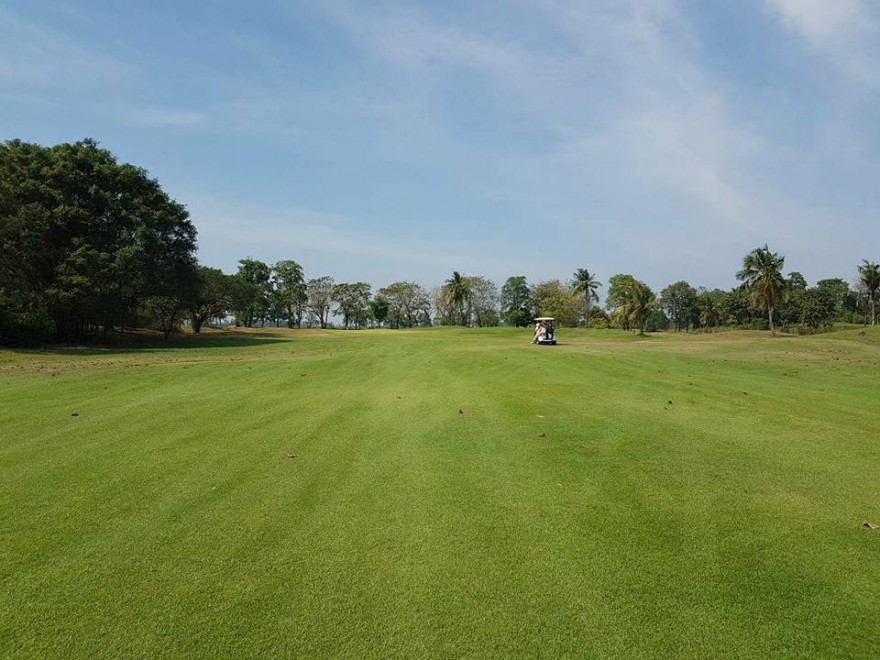 Pengalaman bermain di NCR Golf Club terasa cocok untuk pegolf yang mencari round lebih santai di luar Bangkok. Pengalaman bermain di NCR Golf Club terasa cocok untuk pegolf yang mencari round lebih santai di luar Bangkok.