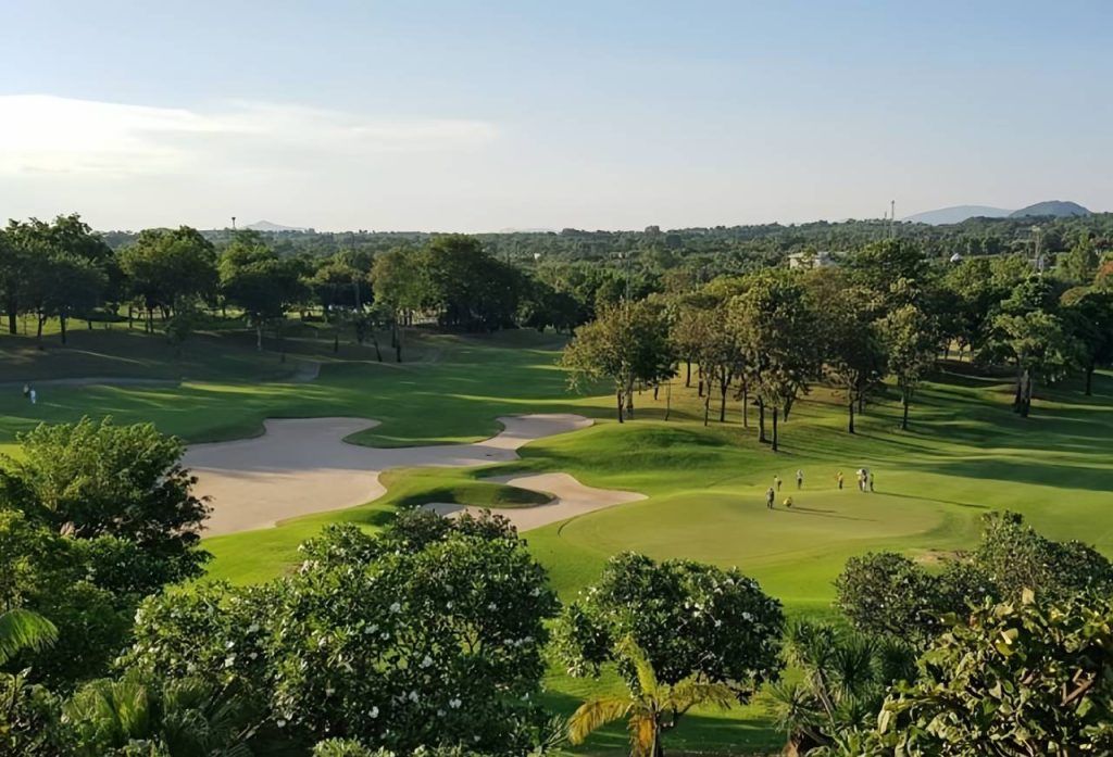 Burapha Golf and Resort は、一般的にEast CourseとWest Courseの2つの18ホールとして紹介されます。