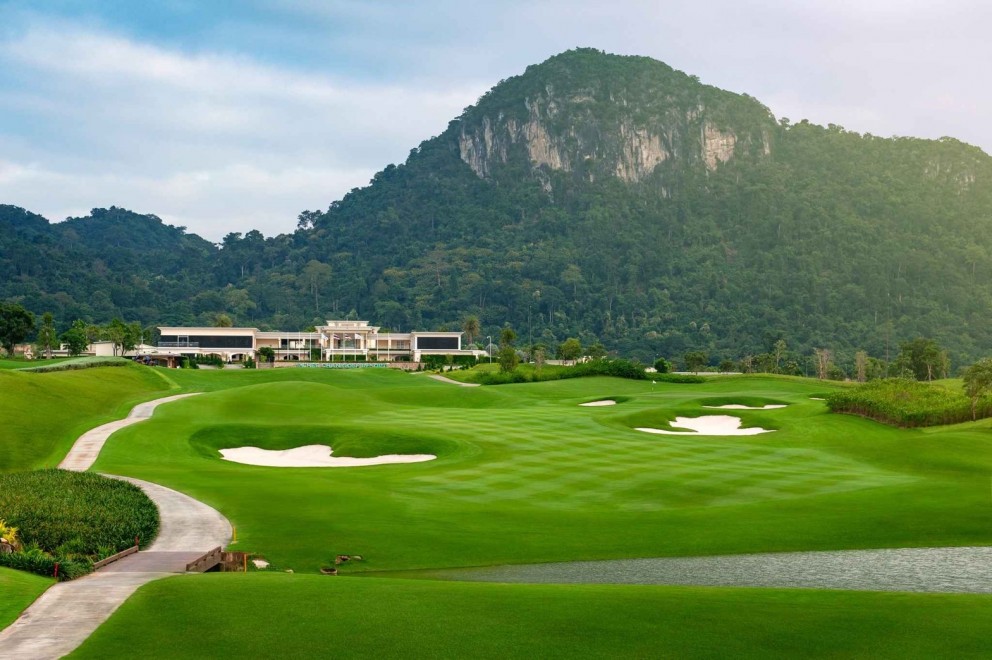 Salah satu ciri teknis Chee Chan adalah penggunaan Zoysia grass pada fairway dan tee box, serta TifEagle Bermuda grass pada green.