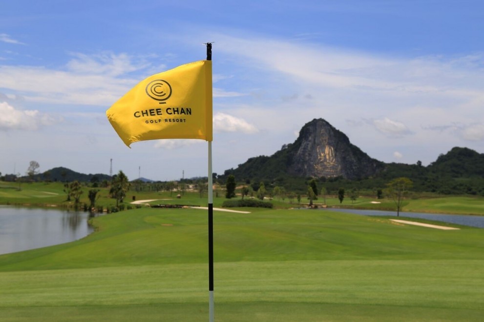 Daya tarik terbesar Chee Chan Golf Resort adalah latar Khao Chee Chan Buddha Mountain.