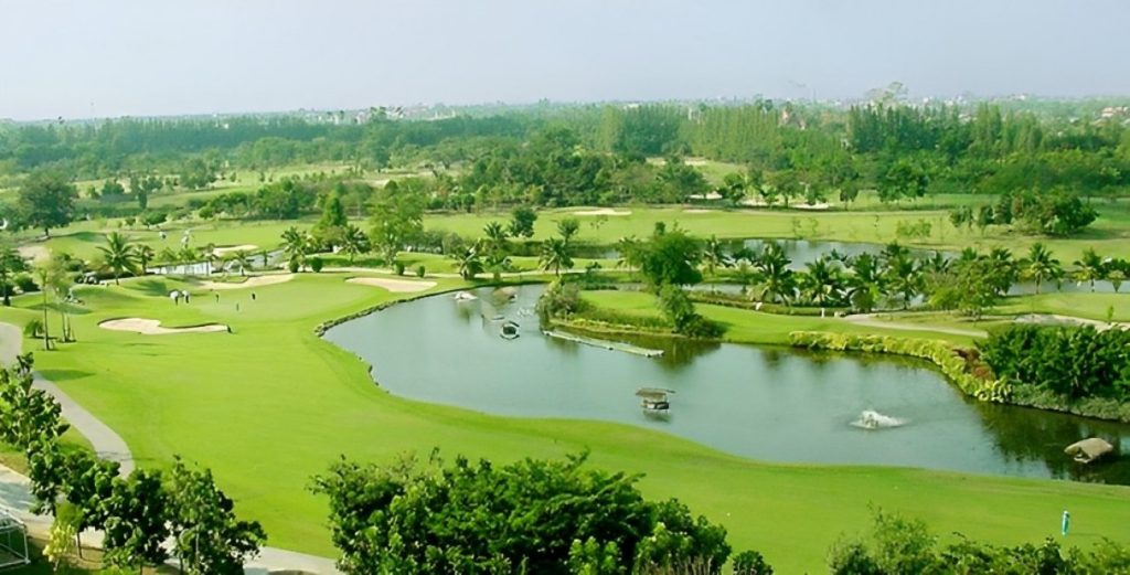 Navatanee Golf Course dirancang oleh Robert Trent Jones Jr., salah satu arsitek golf ternama dunia.