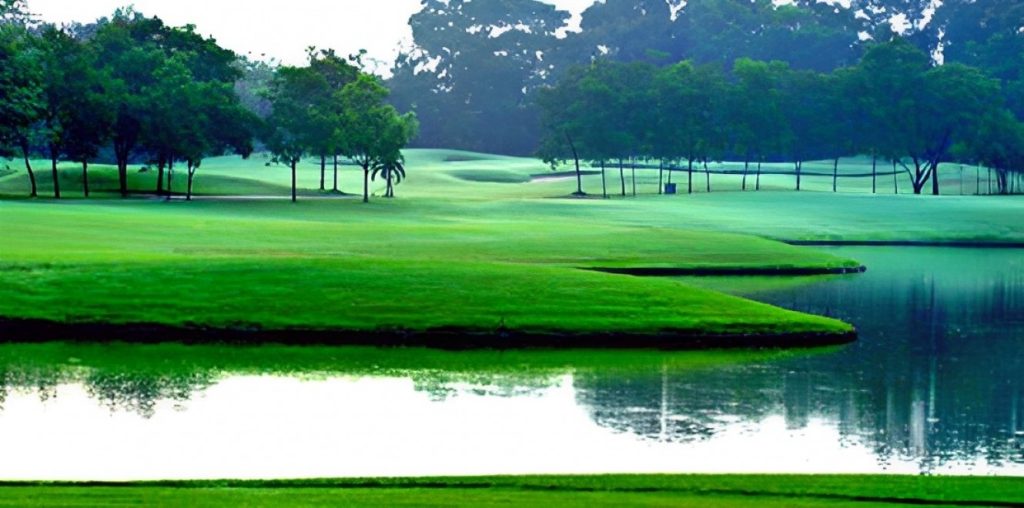 Navatanee Golf Course paling cocok untuk pegolf intermediate hingga advanced yang ingin mencoba course klasik dengan sejarah kuat.