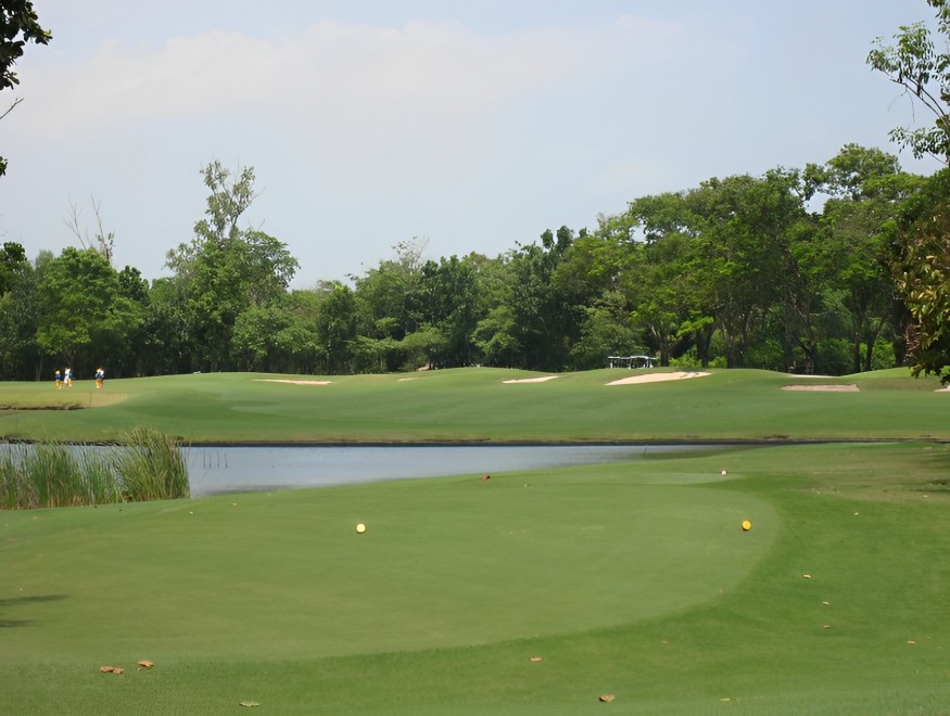 Salah satu hole paling terkenal di Navatanee Golf Course adalah hole 6, par-4 sepanjang 445 yard.