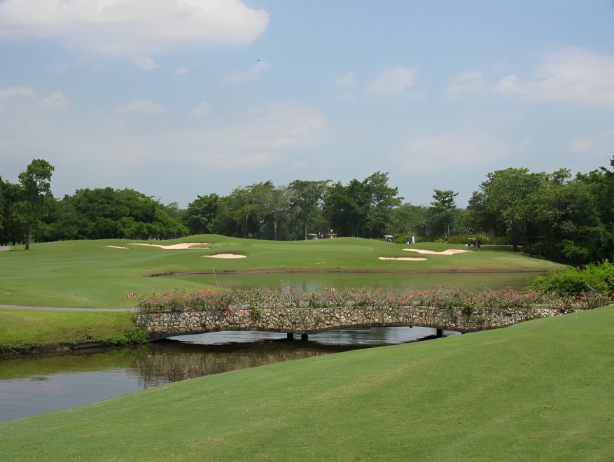 Harga bermain di Navatanee Golf Course dapat berubah tergantung tanggal, jam, season, paket, dan channel booking.