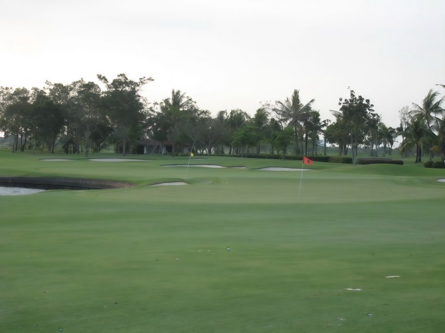 Phoenix Gold Golf Bangkok の主な特徴は、water hazard、marshland、Bermuda fairway、そして速いgreenの組み合わせです。