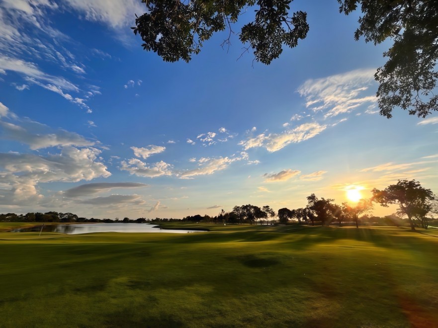 Phoenix Gold Golf Bangkok は、世界的に知られるゴルフコース設計家 Robert Trent Jones Jr. によって設計されたコースです。