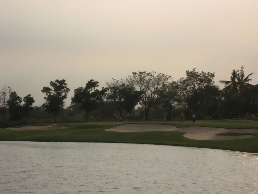 Phoenix Gold Golf Bangkok は、さまざまなレベルのゴルファーが楽しめるコースです。